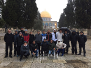  بالصور: شباب مدينة يافا يؤدون صلاة الفجر في المسجد الأقصى المبارك 